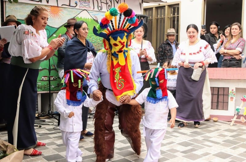 Procesión tradicional andina durante una festividad espiritual en Cusco, Perú.