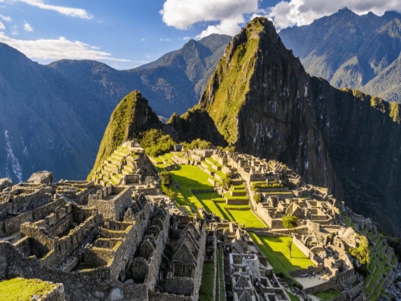 Vista panorámica de Machu Picchu iluminado por el amanecer en Perú