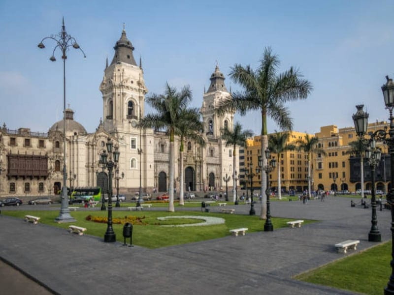 Plaza Mayor de Lima con la Catedral y edificios coloniales